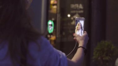Kadının ellerini selfie bir telefonda video çekim