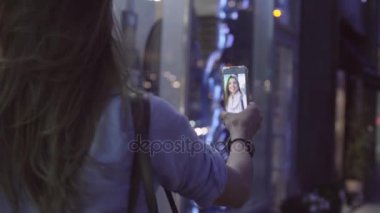 Kadının ellerini selfie bir telefonda video çekim