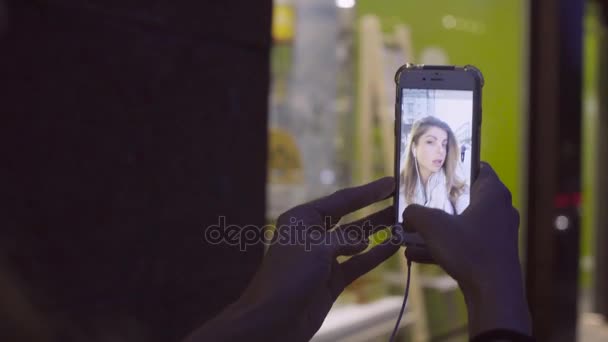 Mujeres manos disparando video selfie en un teléfono — Vídeos de Stock