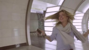 Metro istasyonunda dans genç kadın portresi