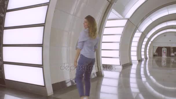 Портрет молодой женщины, танцующей на станции метро — стоковое видео