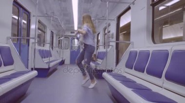Genç kadın metroyu içinde dans