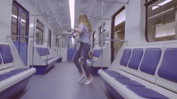 Jovem dançando no trem do metrô — Vídeo de Stock