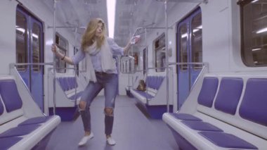 Genç kadın metroyu içinde dans