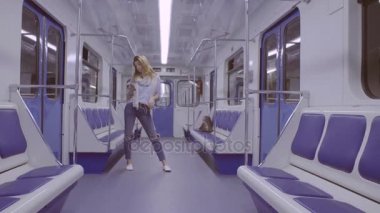 Genç kadın metroyu içinde dans