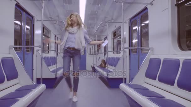 Genç kadın metroyu içinde dans — Stok video