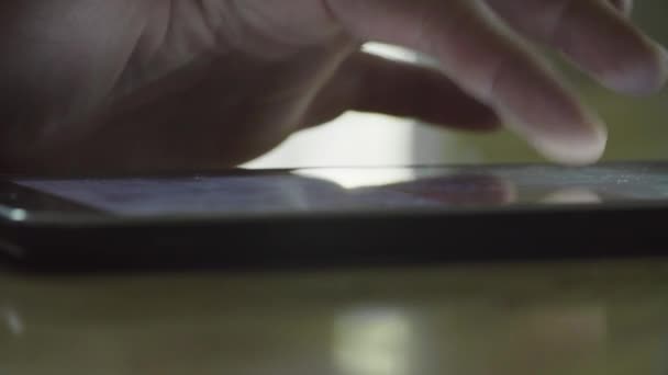 Мужская рука прокручивает что-то в планшете — стоковое видео