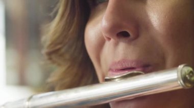 Genç kadın bir flüt çalmaya portresi