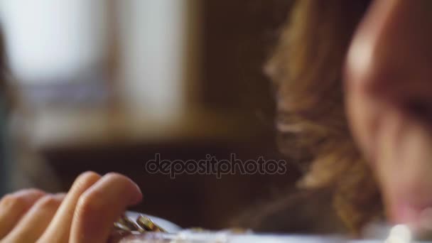 Retrato de una joven tocando una flauta — Vídeos de Stock