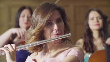 Genç kadın bir flüt çalmaya portresi