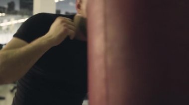 Boksör eğitim kum torbası