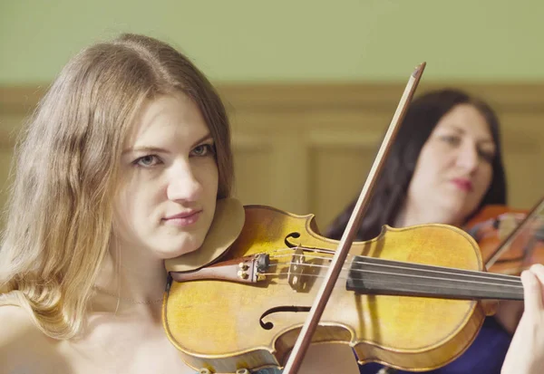 Portrait de deux femmes jouant de la musique — Photo