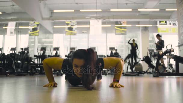 Young woman doing push ups — Stock Video