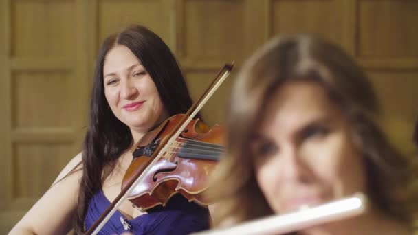 Retrato de dos mujeres tocando música — Vídeo de stock