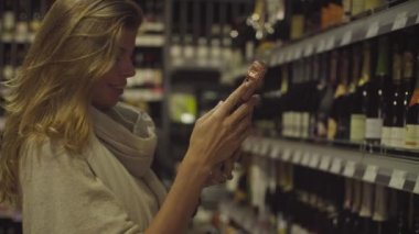 Bir süpermarkette genç çekici kadın