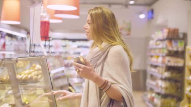 Bir süpermarkette genç çekici kadın