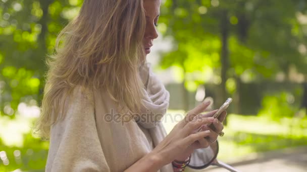 Retrato de una joven sosteniendo un teléfono — Vídeos de Stock