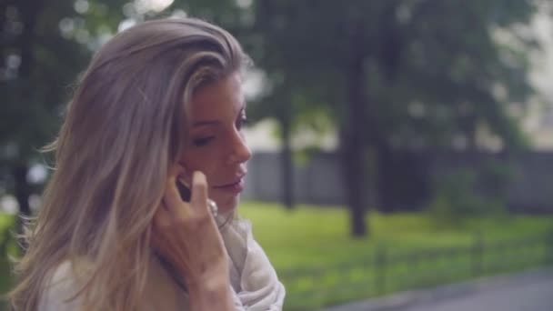 Πορτρέτο της νεαρής γυναίκας που μιλούν από το τηλέφωνο — Αρχείο Βίντεο