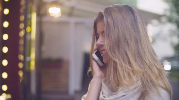 Портрет молодой женщины, разговаривающей по телефону — стоковое видео