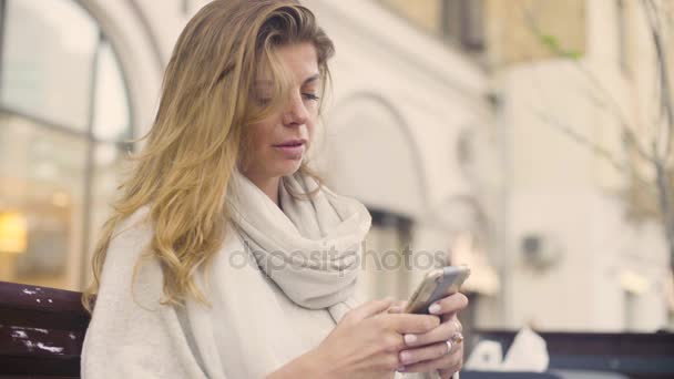 Portret van een jonge vrouw in een telefoon taping — Stockvideo