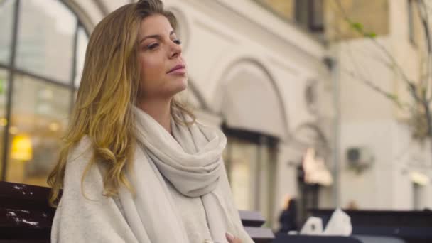 Retrato de mulher jovem gravando em um telefone — Vídeo de Stock