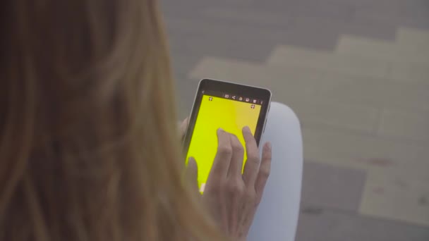 Handen van jonge vrouw taping in smartphone — Stockvideo