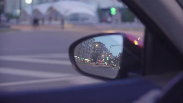 Weergave van het stadsverkeer in de achteruitkijkspiegel van de auto 's — Stockfoto