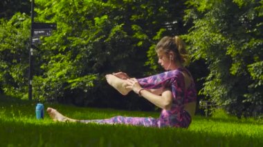 Yoga yapan genç bir kadın.