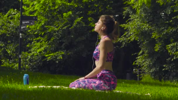 Jonge vrouw doet yoga oefeningen — Stockvideo