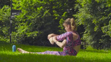 Yoga yapan genç bir kadın.