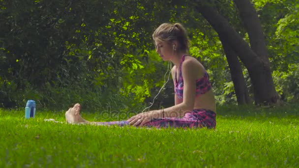 Mujer joven haciendo ejercicios de yoga — Vídeos de Stock