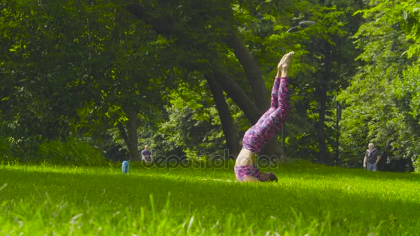 Mujer joven haciendo ejercicios de yoga — Vídeos de Stock