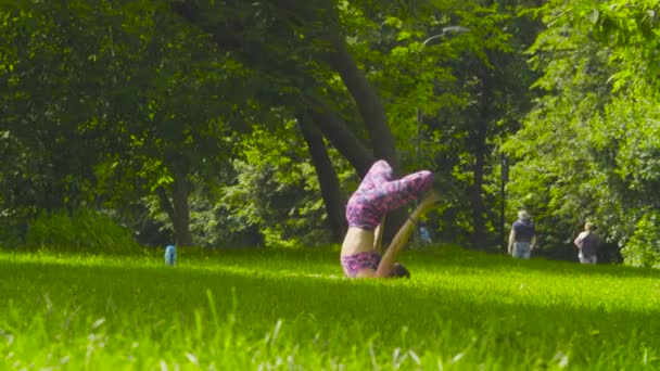 Jonge vrouw doet yoga oefeningen — Stockvideo