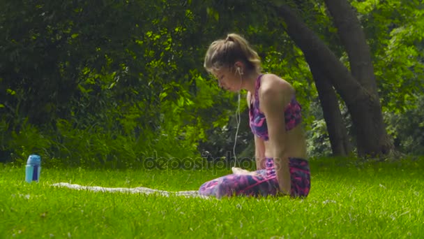 Молодая женщина делает упражнения йоги — стоковое видео