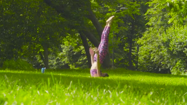 Mujer joven haciendo ejercicios de yoga — Vídeos de Stock