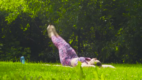 Mujer joven haciendo ejercicios de yoga — Vídeos de Stock