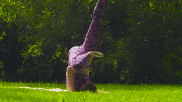 Mujer joven haciendo ejercicios de yoga — Vídeos de Stock