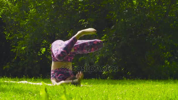 Mujer joven haciendo ejercicios de yoga — Vídeo de stock