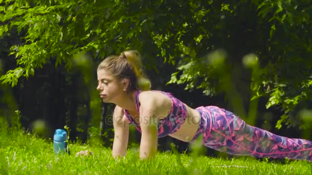 Giovane donna che fa esercizi di yoga — Video Stock