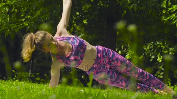 Ung kvinna som gör yogaövningar — Stockvideo