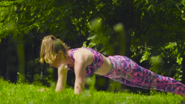 Junge Frau macht Yoga-Übungen — Stockvideo