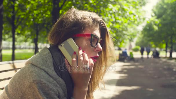 Πορτρέτο της νεαρής γυναίκας που μιλάει με το smartphone — Αρχείο Βίντεο