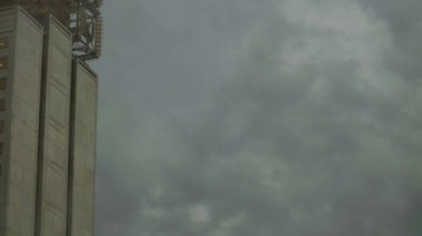 Yağmur Moskova'da. Bulutlar gökyüzünde çalışan