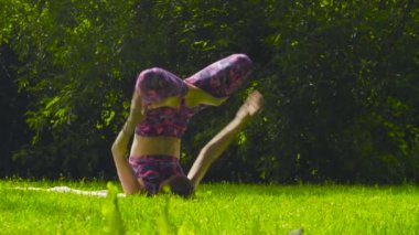 Yoga yapan genç bir kadın.