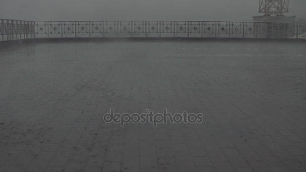 Pluie à Moscou. Gouttes se brisant sur le trottoir — Video