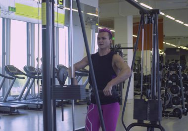 Çok güçlü kadın el egzersizleri yapıyor