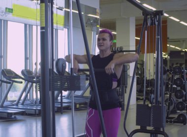 Çok güçlü kadın el egzersizleri yapıyor