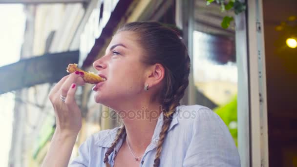 Portré, fiatal nő, enni a cookie-k — Stock videók