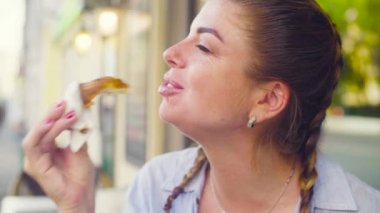 çerez yemeyi genç bir kadın portresi