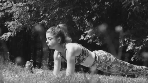 Ung kvinna som gör yogaövningar — Stockvideo